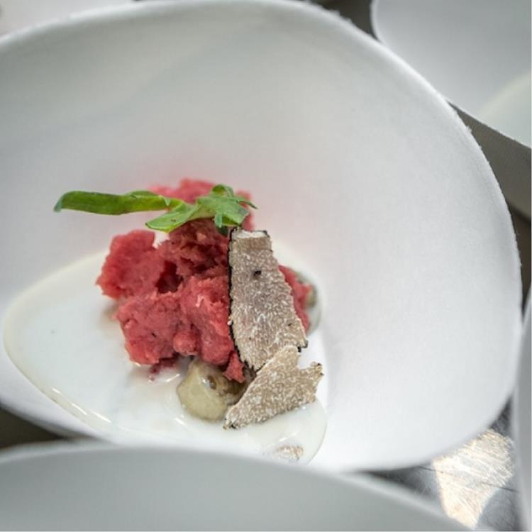 Battuta di coscia di manzo al coltello su crema di ostriche (Marcello Trentini)